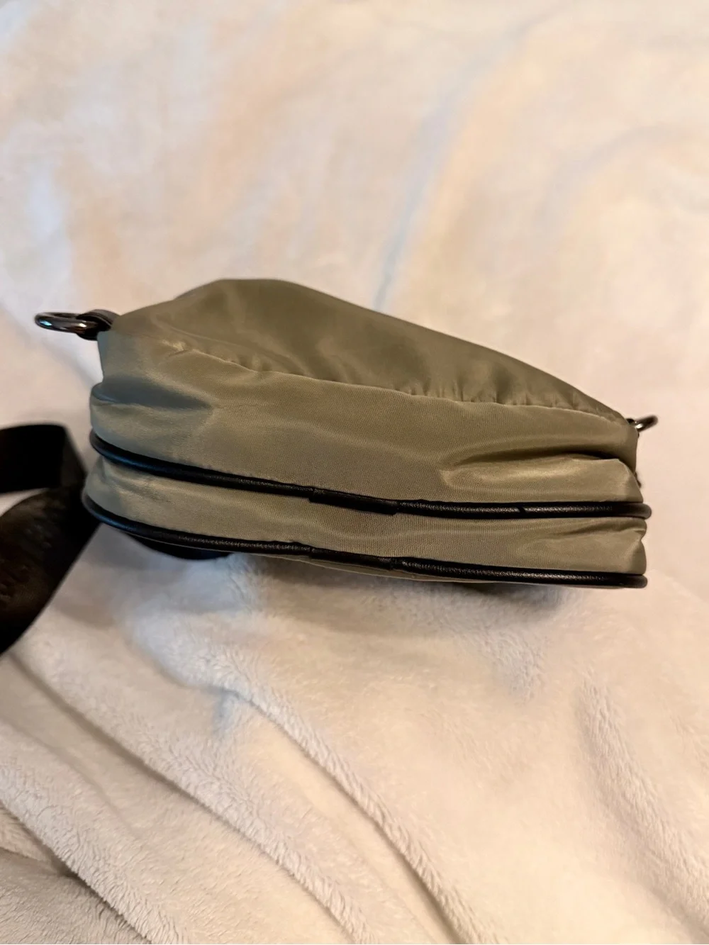 Steve Madden compact sling
